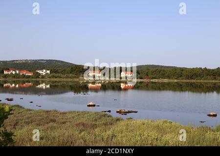 Scenario soleggiato della mattina presto sul lago salato. Foto Stock