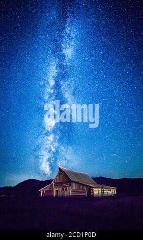 L'Universo che ci circonda: T.A. Molton Barn al Grand Teton National Park con la Via Lattea che spara nel cielo. Foto Stock