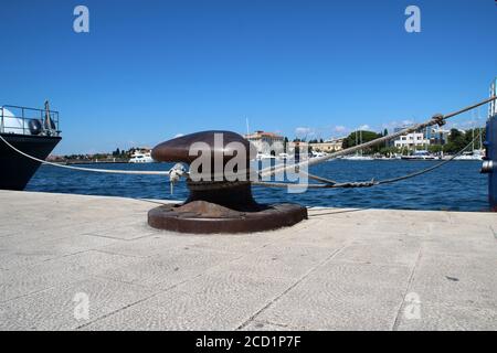 Primo piano di un Knecht sul dock per il fissaggio dei cavi. Foto Stock