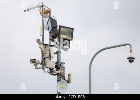 Più telecamere di sicurezza TVCC esterne collegate al palo luminoso Foto Stock