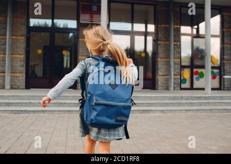 Carina bambina con zaino che torna a scuola Foto Stock