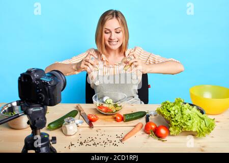 Cottura. Allegro blogger di cibo grazioso registrare nuovi contenuti video per il suo blog culinario, facendo fresco piatto vegetariano con grande entusiasmo, s. Foto Stock