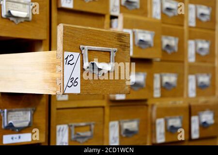 Schede catalogo biblioteca in vecchia scatola di legno. Archivio di file, cassetto aperto con documenti cartacei, concetto di database Foto Stock