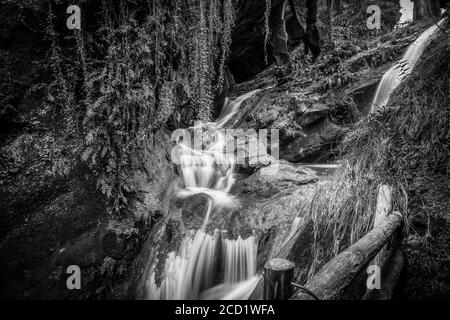 Effetto di seta sulle cascate nelle grotte scavate in pietra arenaria Foto Stock