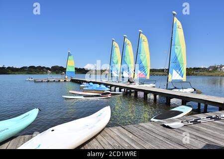 Kayak, paddleboard e barche a vela al lago Foto Stock