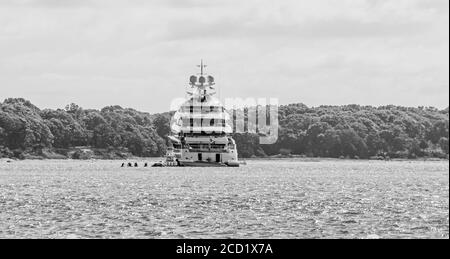 Yacht a motore di lusso MadSummer all'ancora a East Long Island, NY Foto Stock