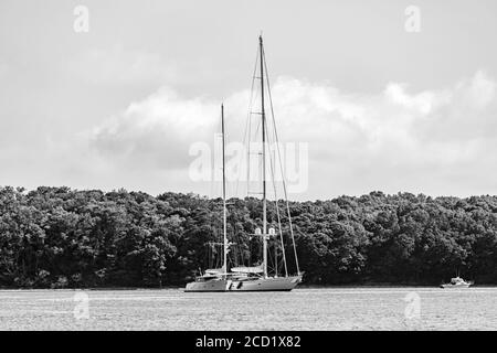 Immagine in bianco e nero di due grandi barche a vela a Smith Cove, Shelter Island, NY Foto Stock