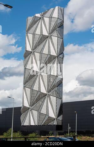 ‘il cloak ottico’ di Conrad Shawcross si erge a 49 metri di altezza, 20 metri di larghezza, 3 metri di profondità e il peso di 600 tonnellate è la canna fumaria del centro energetico a basse emissioni di carbonio sulla penisola di Greenwich che si affaccia sul tunnel Blackwall. Foto Stock