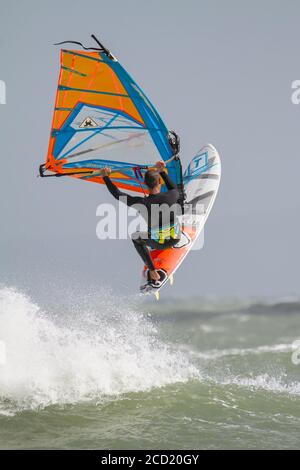 Windsurf in volo onde saltanti ad Avon Beach Christchurch UK durante Tempesta Francesco 25 2020 agosto Foto Stock