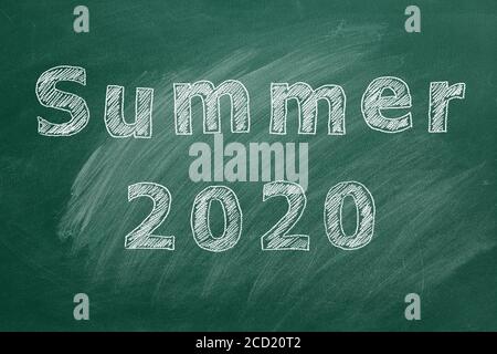 Testo del disegno a mano "Summer 2020" sulla lavagna verde. Foto Stock