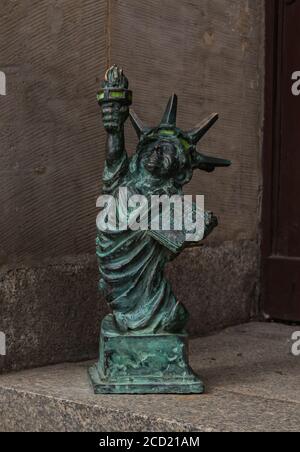 Un close-up di uno dei molti gli gnomi che pop-up su Wroclaw, questa una copia della statua della Libertà. Foto Stock