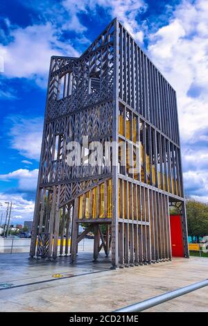 Londra, Regno Unito. 24 Agosto 2020. Con murales a pavimento su larga scala e vista su Central Park presso la Greenwich Peninsula. Creato da Studio Weave, in collaborazione con HATO e l'illustratore Jay Cover, '33' fa riferimento a un mix di stili architettonici storici in modo astratto: Edoardiano, Vittoriano e Georgiano. Credit: Dave Rushen/SOPA Images/ZUMA Wire/Alamy Live News Foto Stock