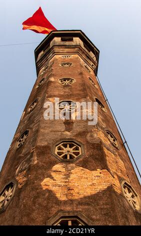 Torre con bandiera nazionale a Hanoi noto come la Torre della bandiera di Hanoi, Vietnam. Foto Stock