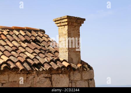 Primo piano di un vecchio tetto di frange con camino Foto Stock