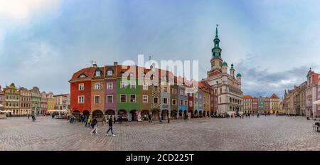 Un panorama della Piazza del Mercato Vecchio di Poznan. Foto Stock