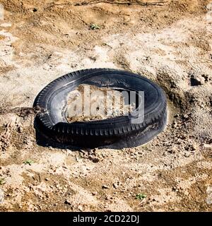 The Woodlands TX USA - 01-20-2020 - Old Tire in Fiume Sandbed Foto Stock