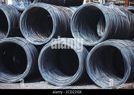 Costruzione di armatura si trovano nel magazzino dei prodotti metallurgici. Elemento della struttura costruttiva Foto Stock