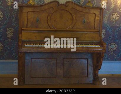 Un pianoforte in legno molto vecchio Foto Stock