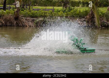 Generatore di ossigeno dell'acqua ruotato sul laghetto. Turbina di acqua riempia ossigeno in acqua nel lago. Foto Stock