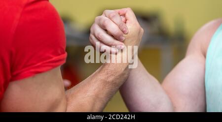 Primo piano dei muscoli di strong mans durante una lotta contro il braccio Foto Stock