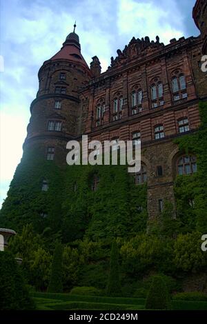 Una splendida facciata del vecchio castello con una grande quantità di viti che crescono su di esso Foto Stock