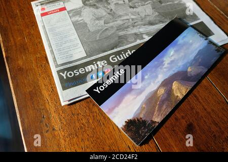 Mappa e giornale guida fornito dal Servizio del Parco Nazionale degli Stati Uniti ai visitatori dello Yosemite National Park, California. Foto Stock