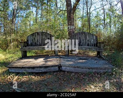 The Woodlands TX USA - 01-20-2020 - Two Old Wooden Panchine affiancate Foto Stock