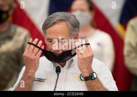 Austin, Texas, Stati Uniti. 25 Agosto 2020. Il governatore GREG ABBOTT dons una maschera facciale mentre informava i media sui preparativi del Texas per l'uragano Laura, in programma di fare le frane nell'est del Texas e nella Louisiana costiera giovedì. Abbott ha mobilitato centinaia di risorse statali mentre i texani ricordano i danni estremi causati dall'uragano Harvey nel 2017. Credit: Bob Daemmrich/ZUMA Wire/Alamy Live News Foto Stock