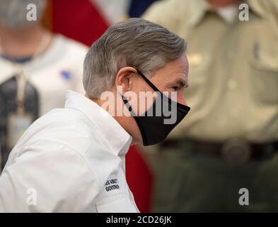 Austin, Texas, Stati Uniti. 25 Agosto 2020. Il governatore GREG ABBOTT dons una maschera facciale mentre informava i media sui preparativi del Texas per l'uragano Laura, in programma di fare le frane nell'est del Texas e nella Louisiana costiera giovedì. Abbott ha mobilitato centinaia di risorse statali mentre i texani ricordano i danni estremi causati dall'uragano Harvey nel 2017. Credit: Bob Daemmrich/ZUMA Wire/Alamy Live News Foto Stock