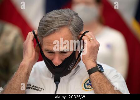 Austin, Texas, Stati Uniti. 25 Agosto 2020. Il governatore GREG ABBOTT dons una maschera facciale mentre informava i media sui preparativi del Texas per l'uragano Laura, in programma di fare le frane nell'est del Texas e nella Louisiana costiera giovedì. Abbott ha mobilitato centinaia di risorse statali mentre i texani ricordano i danni estremi causati dall'uragano Harvey nel 2017. Credit: Bob Daemmrich/ZUMA Wire/Alamy Live News Foto Stock