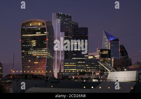 Skyline della città di Londra al tramonto con HMS Belfast in primo piano, Londra, Inghilterra, Regno Unito Foto Stock