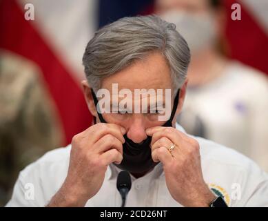 Austin, Texas, Stati Uniti. 25 Agosto 2020. Il governatore GREG ABBOTT dons una maschera facciale mentre informava i media sui preparativi del Texas per l'uragano Laura, in programma di fare le frane nell'est del Texas e nella Louisiana costiera giovedì. Abbott ha mobilitato centinaia di risorse statali mentre i texani ricordano i danni estremi causati dall'uragano Harvey nel 2017. Credit: Bob Daemmrich/ZUMA Wire/Alamy Live News Foto Stock