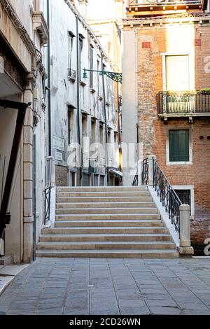 Immagine verticale di una scala ed edifici colorati Foto Stock