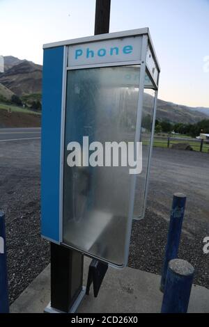 vecchia cabina telefonica pubblica a pagamento nel mezzo del nulla Foto Stock