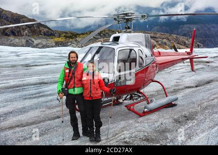 Escursione in elicottero in Alaska, coppia turistica in crociera escursione sul ghiacciaio attività di escursione in Skagway, Alaska, USA viaggio. Ritratto dei turisti in elicottero Foto Stock