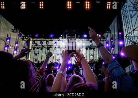 Trasmettere concerto al web via telefono cellulare. Foto Stock