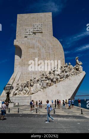 Lisboa, Portogallo, Padrão dos Descobrimentos, Monumento delle scoperte sulla riva settentrionale dell'estuario del fiume Tago ( Rio Tejo) Foto Stock