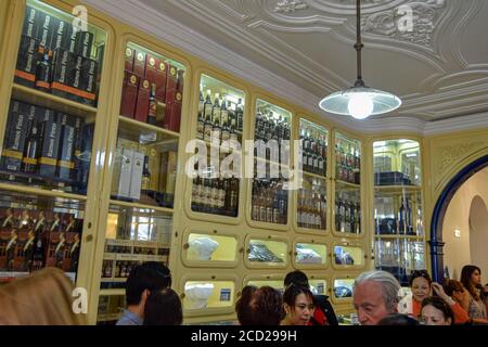 Pastéis de Belém all'interno del negozio con bottiglie Vinho do Porto esposte a Lisbona, Portogallo Foto Stock