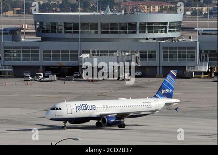 Las Vegas, Nevada, Stati Uniti. 12 gennaio 2015. Un aereo passeggeri JetBlue Airways - Airbus A320 - taxi all'aeroporto internazionale McCarran il 12 gennaio 2015, a Las Vegas, Nevada. Credit: David Becker/ZUMA Wire/Alamy Live News Foto Stock