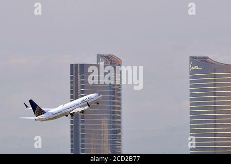 Las Vegas, Nevada, Stati Uniti. 12 gennaio 2015. Un aereo della United Airlines - Boeing 737 - passa dalla Las Vegas Strip dopo il decollo dall'aeroporto internazionale McCarran il 12 gennaio 2015, a Las Vegas, Nevada. Credit: David Becker/ZUMA Wire/Alamy Live News Foto Stock
