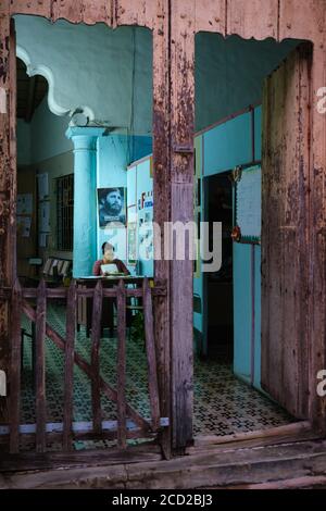CAMAGUEY, CUBA - CIRCA GENNAIO 2020: Donna cubana che lavora all'interno di una casa a Camaguey Foto Stock