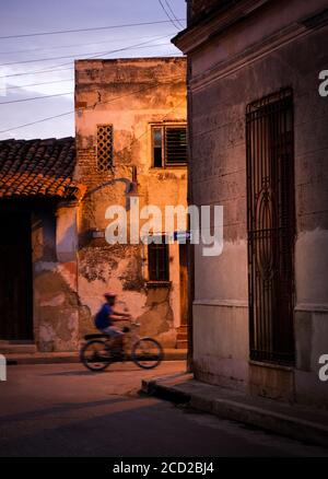 CAMAGUEY, CUBA - CIRCA GENNAIO 2020: Ragazzo in bicicletta per le strade di Camaguey Foto Stock