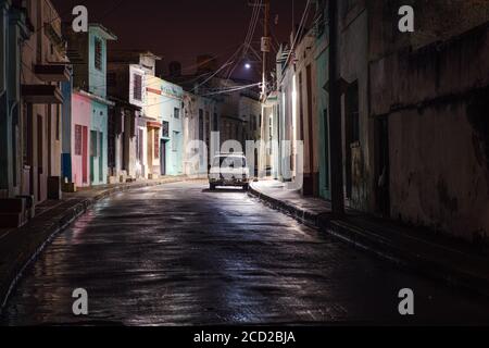 CAMAGUEY, CUBA - CIRCA GENNAIO 2020: Via di Camaguey di notte Foto Stock