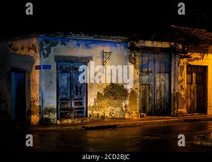 CAMAGUEY, CUBA - CIRCA GENNAIO 2020: Via di Camaguey di notte Foto Stock