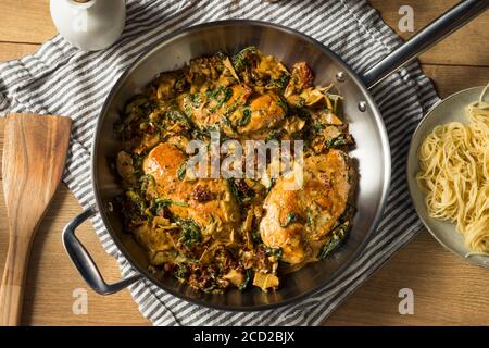 Pollo toscano italiano cremoso fatto in casa con spinaci e pasta Foto Stock