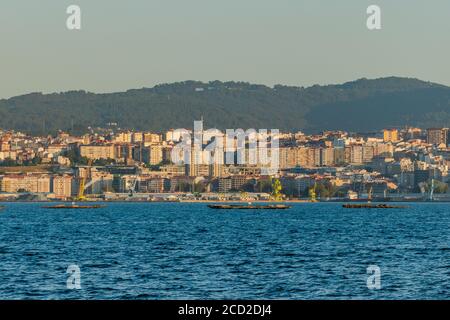 Container vista porto a Vigo Spagna Europa in estate Foto Stock
