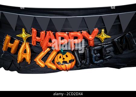 Happy Halloween arancione palloncino lettere sono preparati il 2 ° pavimento per appendere sulla terrazza con bandiera di zucca E sfondo in tessuto nero in Hallowe Foto Stock