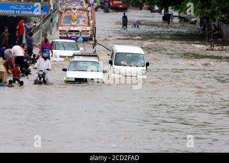 (200826) -- KARACHI, 26 agosto 2020 (Xinhua) -- i veicoli viaggiano attraverso le acque alluvionali dopo la pesante pioggia monsonica nella città pakistana meridionale di Karachi il 25 agosto 2020. Forti piogge monsoniche hanno rotto un record di downpour di 36 anni nel mese di agosto nella capitale Karachi della provincia meridionale del Pakistan Sindh, Pakistan Meteorological Department (PMD) ha detto. Le forti piogge hanno devastato diverse parti della città, dove l'acqua piovana ha causato inondazioni, fondendo strade, strade, veicoli e zone basse. Anche gli incidenti legati alla pioggia, tra cui l'elettrocuzione e il crollo del tetto, reclamano Foto Stock