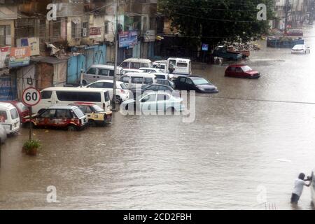 (200826) -- KARACHI, 26 agosto 2020 (Xinhua) -- Foto scattata il 25 agosto 2020 mostra una strada allagata durante la pioggia pesante del monsone nella città pakistana meridionale di Karachi. Forti piogge monsoniche hanno rotto un record di downpour di 36 anni nel mese di agosto nella capitale Karachi della provincia meridionale del Pakistan Sindh, Pakistan Meteorological Department (PMD) ha detto. Le forti piogge hanno devastato diverse parti della città, dove l'acqua piovana ha causato inondazioni, fondendo strade, strade, veicoli e zone basse. Si è inoltre dichiarato che si sono verificati incidenti dovuti alla pioggia, tra cui l'elettrocuzione e il crollo del tetto Foto Stock