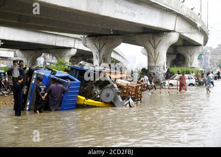 (200826) -- KARACHI, 26 agosto 2020 (Xinhua) -- un veicolo rovesciato è visto dopo la pioggia pesante del monsone nella città pakistana meridionale di Karachi il 25 agosto 2020. Forti piogge monsoniche hanno rotto un record di downpour di 36 anni nel mese di agosto nella capitale Karachi della provincia meridionale del Pakistan Sindh, Pakistan Meteorological Department (PMD) ha detto. Le forti piogge hanno devastato diverse parti della città, dove l'acqua piovana ha causato inondazioni, fondendo strade, strade, veicoli e zone basse. Anche gli incidenti legati alla pioggia, tra cui l'elettrocuzione e il crollo del tetto, hanno dichiarato la liv Foto Stock